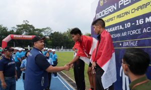 8969kalungkan-medali-emas-menpora-dito-beri-selamat-graha-rizky-dan-salsabila-yang-sukses-di-mpsea